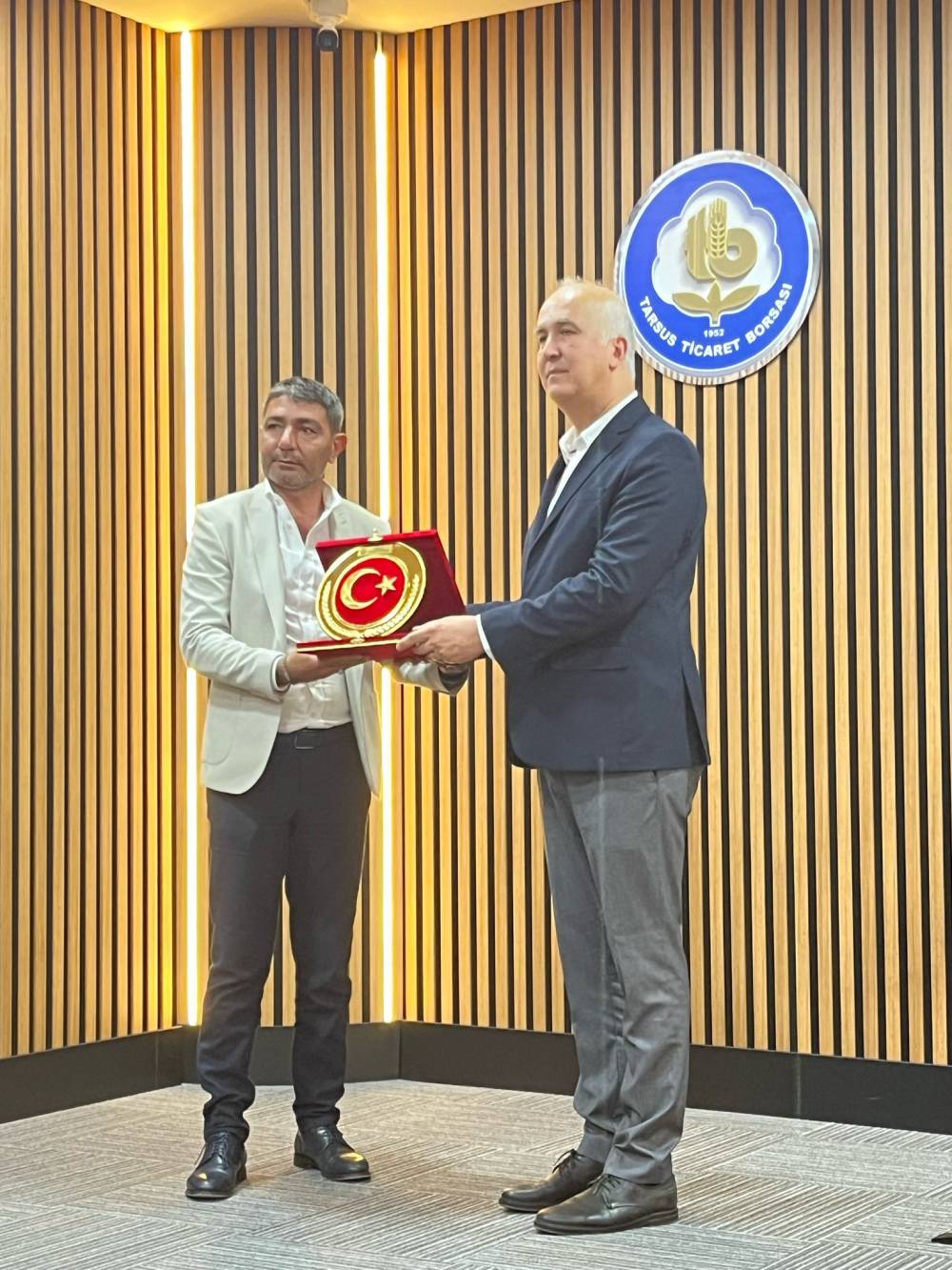 ÇÜMERLAB Müdürü Prof. Dr. Serkan Selli, Tarsus Ticaret Borsası üyelerine ÇÜMERLAB'da yapılan analizlerle ilgili olarak tanıtım sunumu gerçekleştirmiştir.